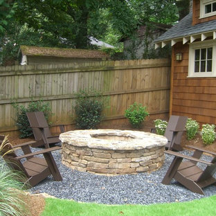 Idee per un patio o portico stile americano con un focolare, ghiaia e nessuna copertura