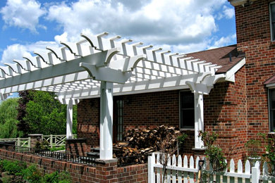 Exemple d'une terrasse chic avec une pergola.