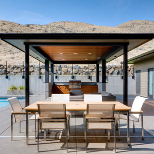 Esempio di un patio o portico contemporaneo con un gazebo o capanno