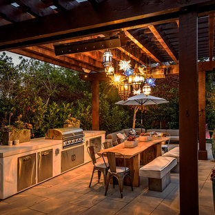 Esempio di un patio o portico american style dietro casa con pavimentazioni in cemento e una pergola