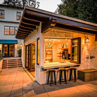 Idee per un patio o portico american style dietro casa con pavimentazioni in cemento e un tetto a sbalzo