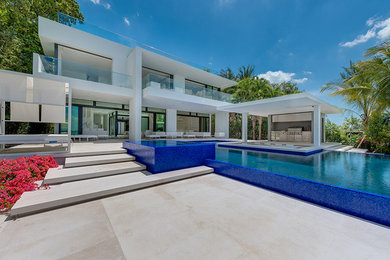 Photo of a modern patio in Miami.