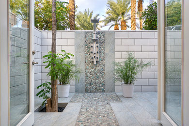 Diseño de patio contemporáneo con ducha exterior