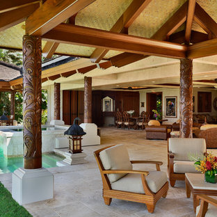 Idee per un grande patio o portico tropicale con un gazebo o capanno, fontane e pavimentazioni in pietra naturale