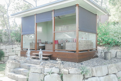 Cette image montre une terrasse arrière de taille moyenne avec un gazebo ou pavillon.