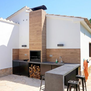 Modelo de patio mediterráneo, grande, sin cubierta, en patio lateral, con cocina exterior y adoquines de piedra natural