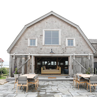 Immagine di un patio o portico country con pavimentazioni in pietra naturale e nessuna copertura