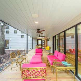 Idee per un grande patio o portico stile shabby nel cortile laterale con pedane e un tetto a sbalzo