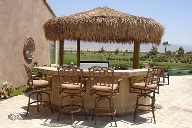 Diseño de patio exótico grande en patio trasero con adoquines de piedra natural, cenador y cocina exterior