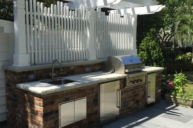 Große Moderne Pergola hinter dem Haus mit Outdoor-Küche in Raleigh