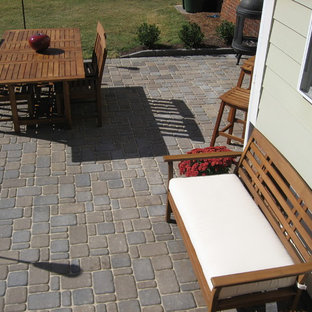 Immagine di un patio o portico design di medie dimensioni e dietro casa con pavimentazioni in cemento e nessuna copertura
