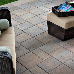 Esempio di un grande patio o portico minimalista dietro casa con un focolare, pavimentazioni in pietra naturale e nessuna copertura