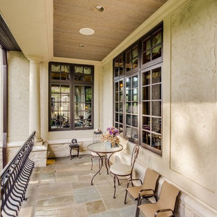 Idee per un patio o portico classico di medie dimensioni e nel cortile laterale con cemento stampato e un tetto a sbalzo