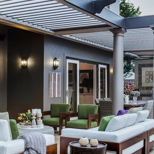 Ispirazione per un grande patio o portico bohémian dietro casa con una pergola e pavimentazioni in pietra naturale