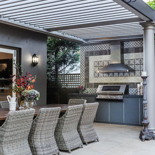 Immagine di un grande patio o portico bohémian dietro casa con una pergola e pavimentazioni in pietra naturale