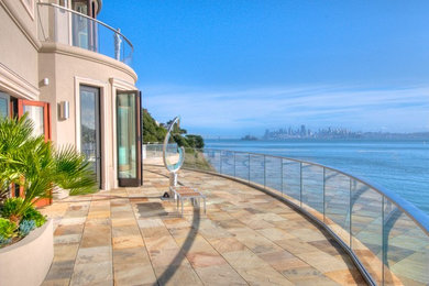Großer, Unbedeckter Moderner Patio hinter dem Haus mit Natursteinplatten in San Francisco