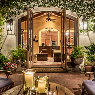 Esempio di un grande patio o portico mediterraneo in cortile con nessuna copertura e pavimentazioni in mattoni