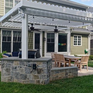 Idee per un patio o portico stile americano con pavimentazioni in mattoni e una pergola