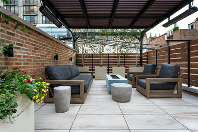 Transitional patio photo in Chicago