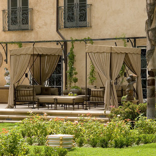 Idee per un ampio patio o portico classico nel cortile laterale con fontane