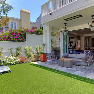 Esempio di un patio o portico minimal di medie dimensioni e dietro casa con pavimentazioni in pietra naturale e un tetto a sbalzo
