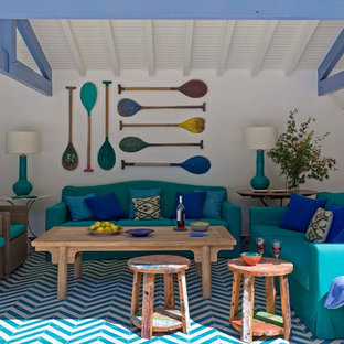 Idées déco pour une terrasse bord de mer de taille moyenne avec un gazebo ou pavillon, du carrelage et une cheminée.