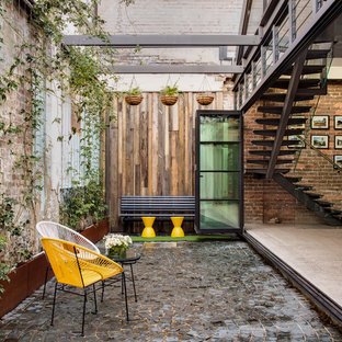 Immagine di un piccolo patio o portico industriale nel cortile laterale con nessuna copertura
