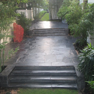 Esempio di un patio o portico etnico di medie dimensioni e in cortile con pavimentazioni in pietra naturale e un gazebo o capanno