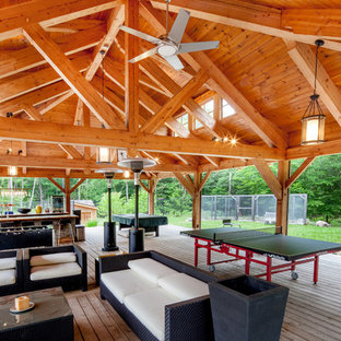Foto di un patio o portico chic di medie dimensioni e dietro casa con pedane e un gazebo o capanno