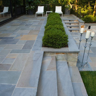 Esempio di un patio o portico design di medie dimensioni e dietro casa con pavimentazioni in pietra naturale