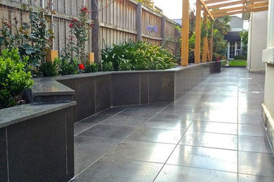 Example of a minimalist patio design in Melbourne