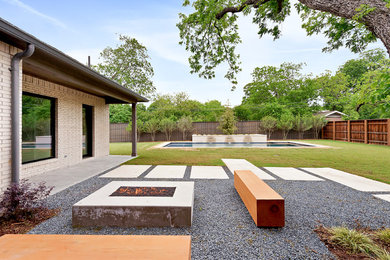 Unbedeckter Moderner Patio mit Kies hinter dem Haus in Dallas