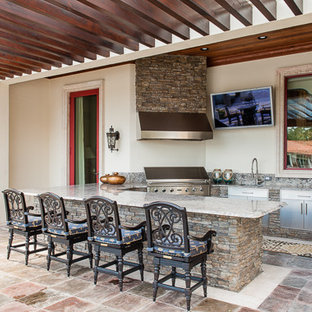 Idee per un ampio patio o portico eclettico dietro casa con pavimentazioni in pietra naturale