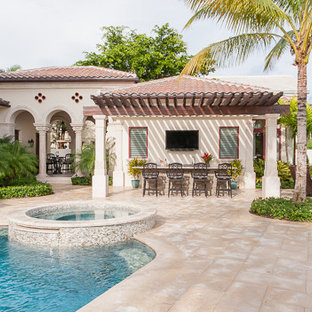 Ispirazione per un ampio patio o portico boho chic dietro casa con pavimentazioni in pietra naturale