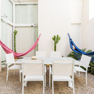 Diseño de patio mediterráneo, en patio, con jardín de macetas y gravilla