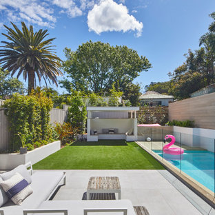 Immagine di un patio o portico contemporaneo dietro casa con nessuna copertura