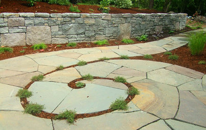 Gartengestaltung mit Symbolen: Von der Spirale bis zum Mondtor