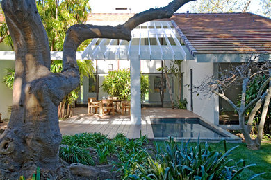 ロサンゼルスにあるミッドセンチュリースタイルのおしゃれなテラス・中庭 (レンガ敷き、パーゴラ) の写真