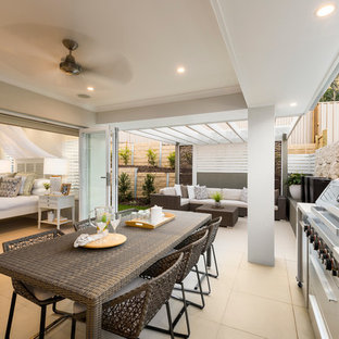 Idee per un patio o portico stile marinaro dietro casa con un tetto a sbalzo