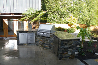 Großer, Unbedeckter Rustikaler Patio hinter dem Haus mit Outdoor-Küche und Natursteinplatten in Seattle