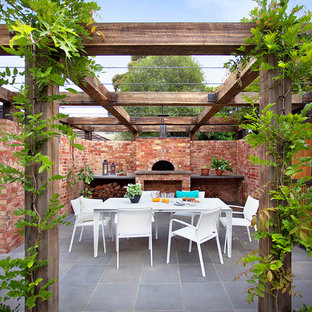 Ejemplo de patio tradicional, en patio trasero, con cocina exterior y pérgola