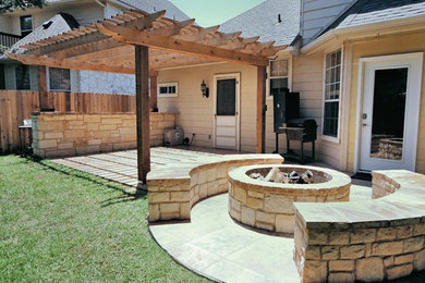 Example of a classic patio design in Austin