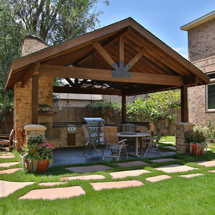 Immagine di un grande patio o portico rustico dietro casa con pavimentazioni in cemento e un gazebo o capanno