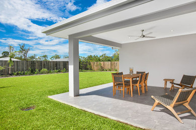 Immagine di un patio o portico minimal di medie dimensioni e dietro casa con piastrelle