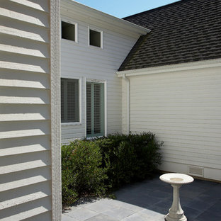 Esempio di un patio o portico bohémian di medie dimensioni e davanti casa con un giardino in vaso, pavimentazioni in cemento e nessuna copertura