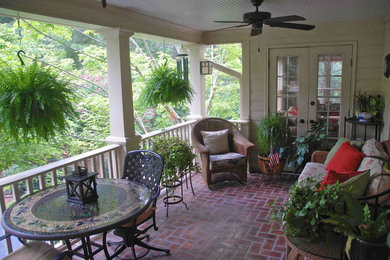 На фото: двор среднего размера на заднем дворе в морском стиле с мощением клинкерной брусчаткой и навесом
