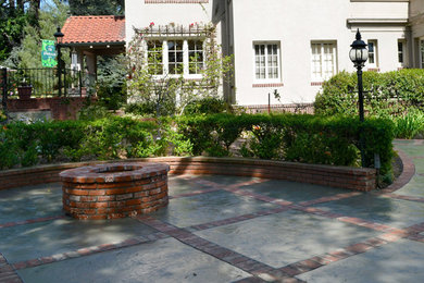 ロサンゼルスにある高級な広いトラディショナルスタイルのおしゃれな中庭のテラス (ファイヤーピット、スタンプコンクリート舗装、日よけなし) の写真