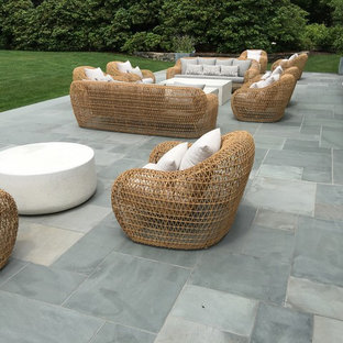 Immagine di un grande patio o portico moderno dietro casa con lastre di cemento e nessuna copertura