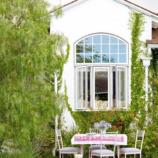 Ispirazione per un patio o portico stile shabby dietro casa con graniglia di granito e nessuna copertura