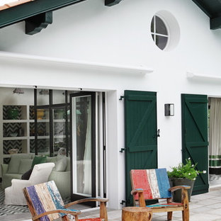 Aménagement d'une terrasse avec des plantes en pots arrière méditerranéenne de taille moyenne.